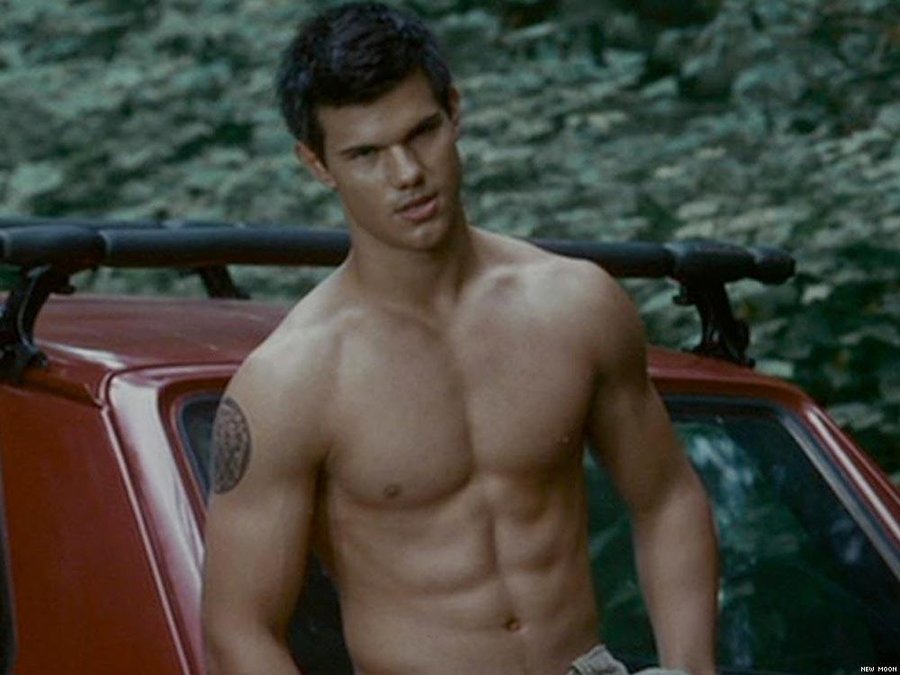 12 Classic Shirtless Scenes From the 2000s That Perked Your Interest