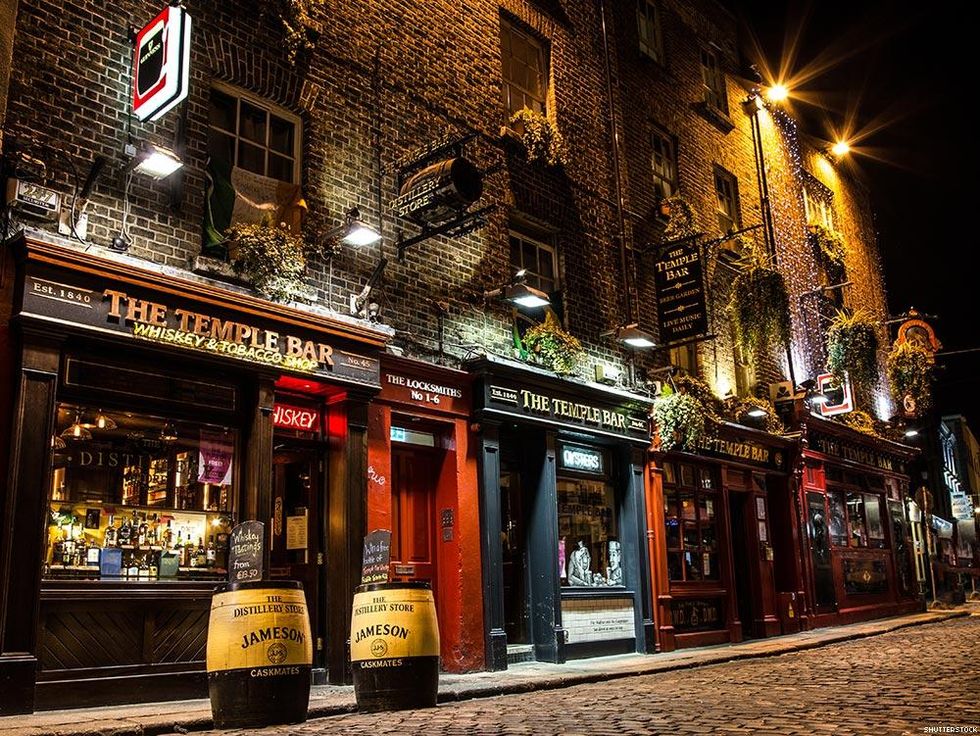 14 Reasons Your Next Boyfriend Should Be a Bartender