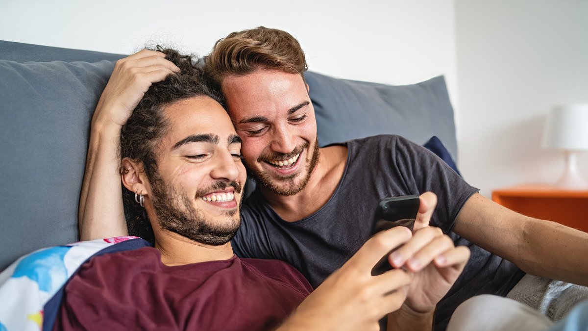 25 Rules of Texting Etiquette for Gay Men