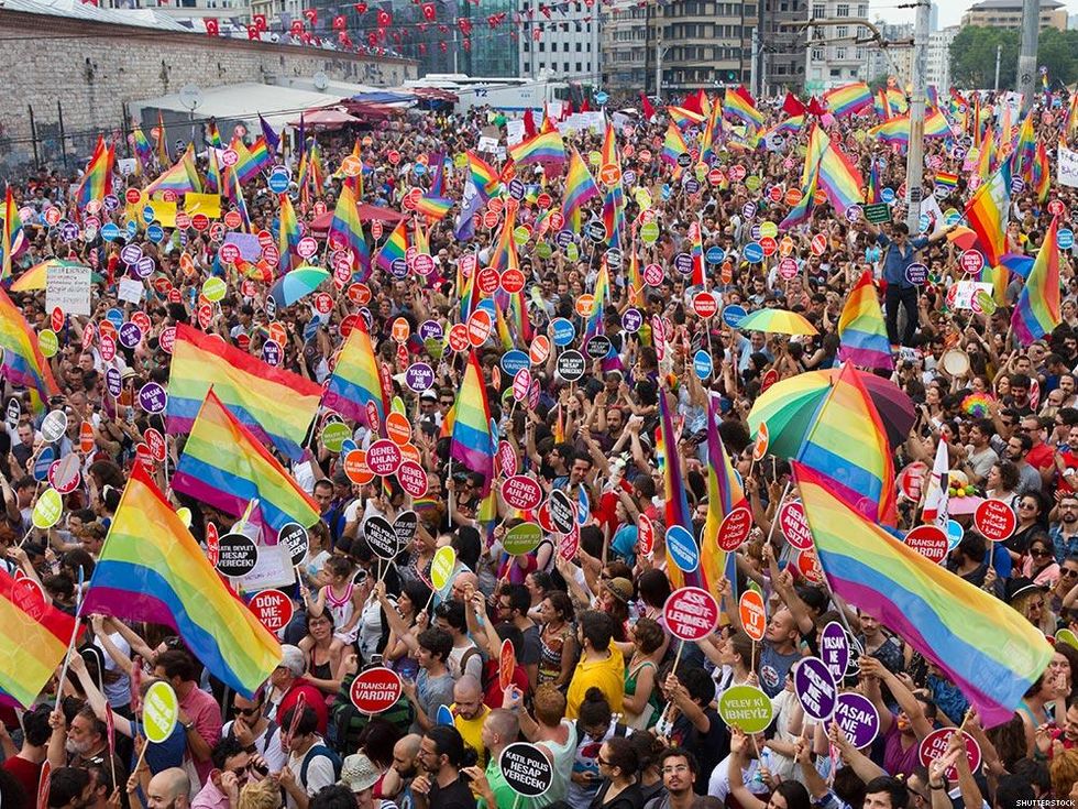 28 Things Gay/Bi Men Should Never Do in Healthy Relationships