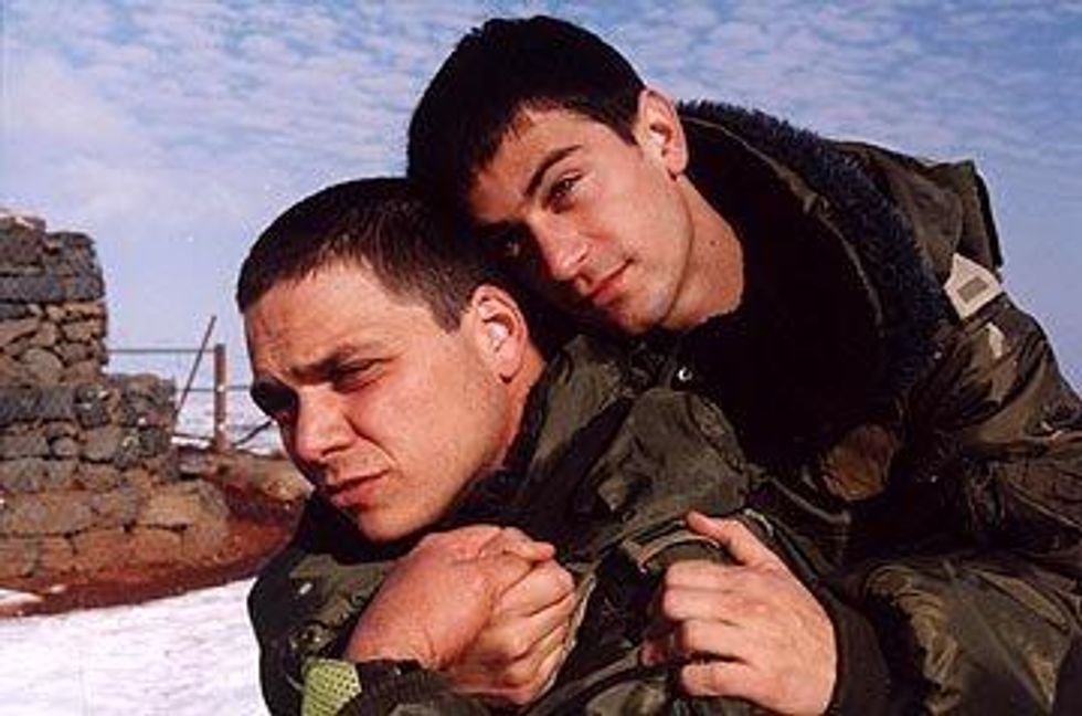 28 Things Gay/Bi Men Should Never Do in Healthy Relationships