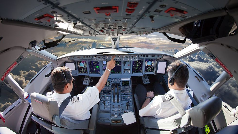 airline pilots cockpit flight deck flying airplane