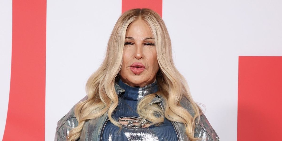 Inficere velfærd Stolpe Alexis Stone Goes Viral Doing Jennifer Coolidge Drag At Fashion Event