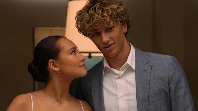 Belly (Lola Tung), Jeremiah (Gavin Casalegno) in The Summer I Turned Pretty