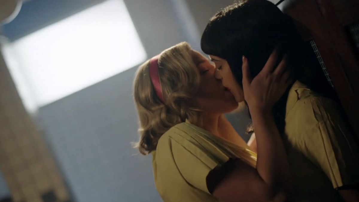 Betty and Veronica kissing in 'Riverdale'
