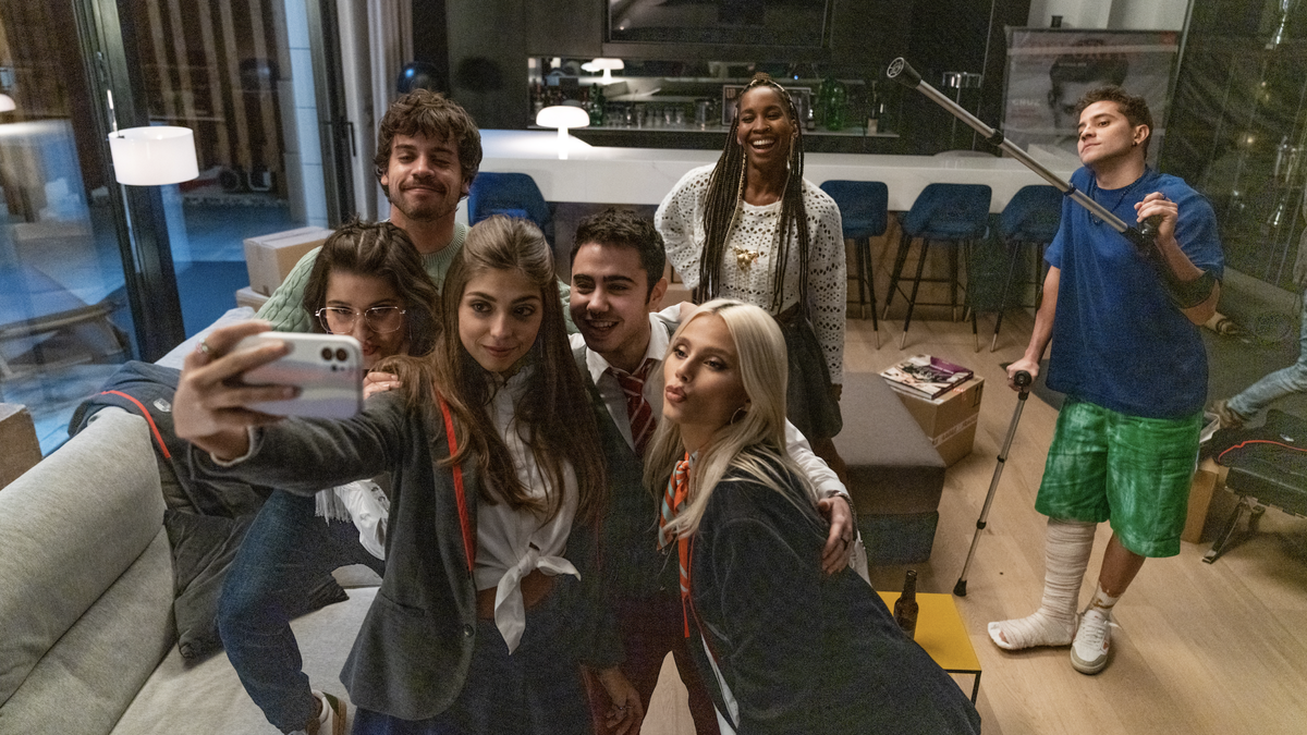Cast of Elite season 7 taking a selfie.