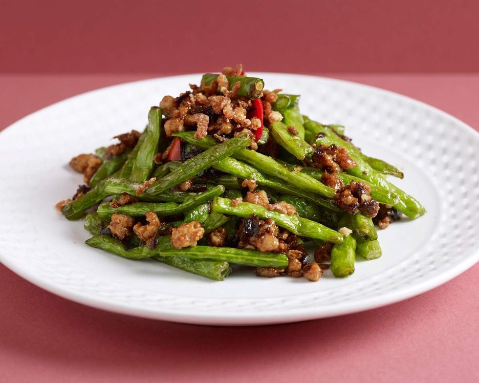 cooked green beens with walnut topping