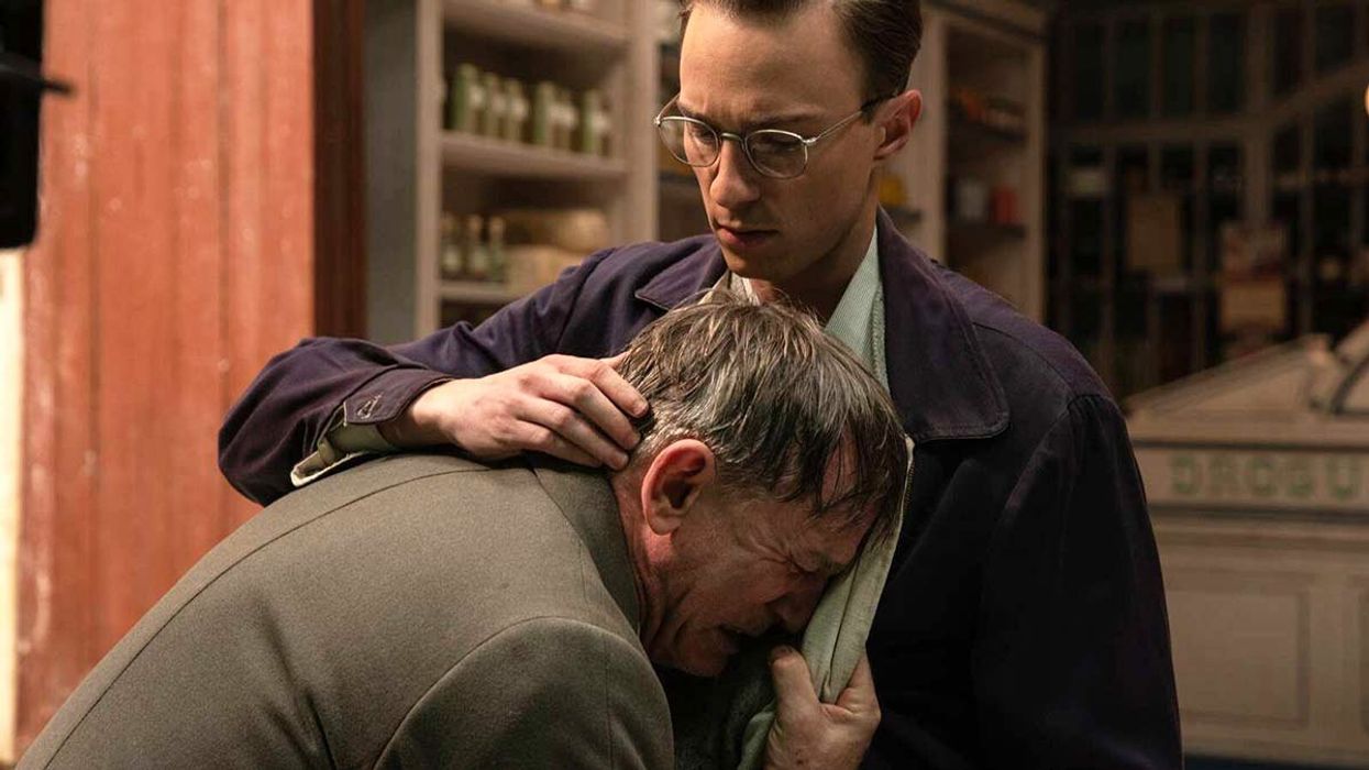 Daniel Craig and Drew Starkey in Queer