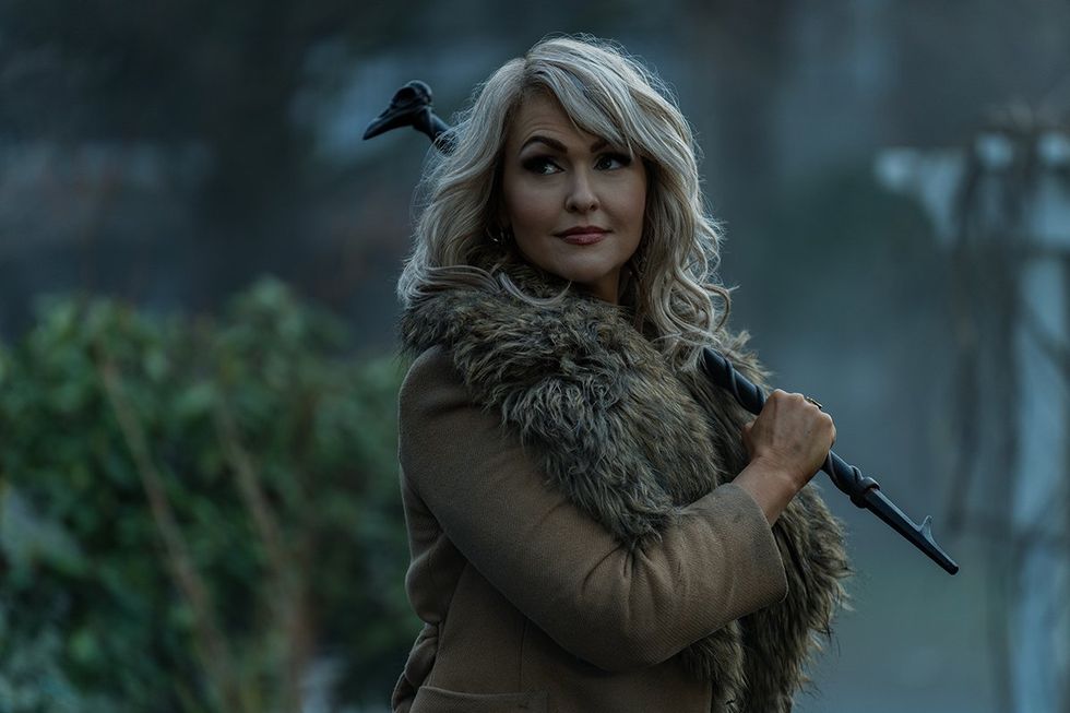 DEAD BOY DETECTIVES. Jenn Lyon as Esther Finch in episode 1 of DEAD BOY DETECTIVES. Cr. David Bukach/Netflix \u00a9\u00a02023