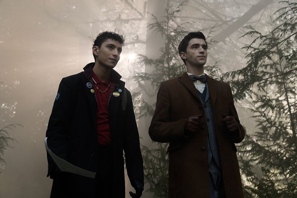 DEAD BOY DETECTIVES. (L to R) Jayden Revri as Charles Rowland and George Rexstrew as Edwin Payne in episode 2 of DEAD BOY DETECTIVES. Cr. Ed Araquel/Netflix \u00a9\u00a02023