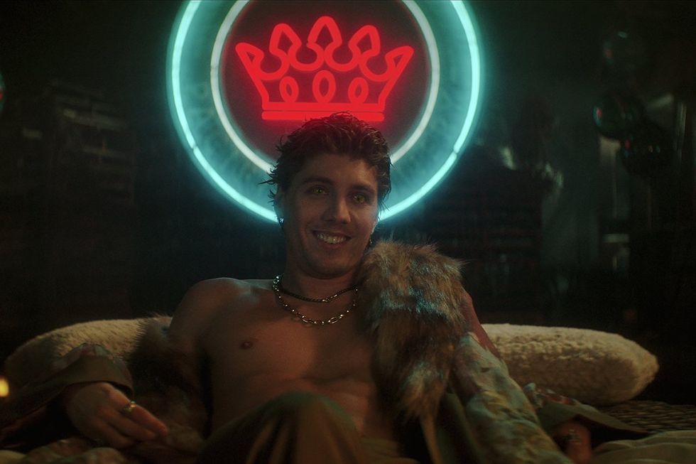 DEAD BOY DETECTIVES. Lukas Gage as Thomas The Cat King in episode 2 of DEAD BOY DETECTIVES. Cr. Courtesy of Netflix \u00a9 2023