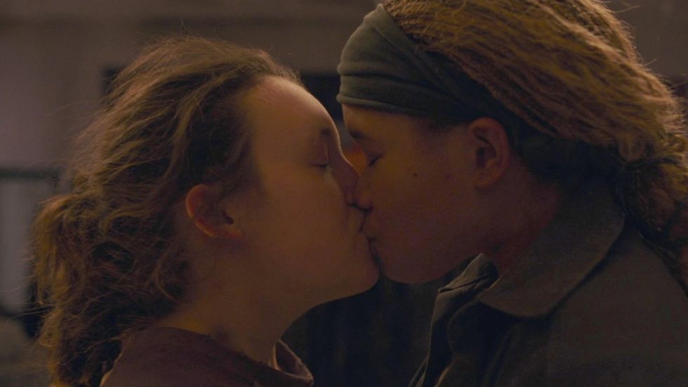 Ellie and Riley kiss in The Last of Us