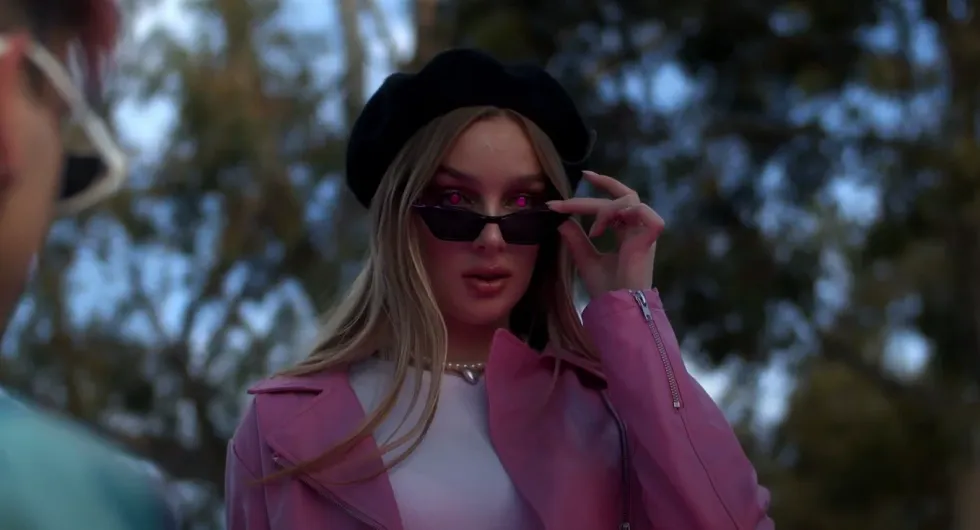 Grace Hyland in "So Vam"