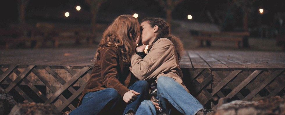 Grown-up Van and Taissa kiss