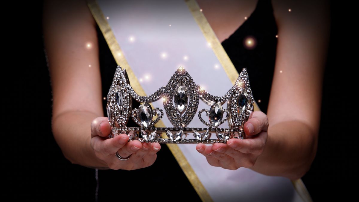 Hands holding a beauty pageant crown