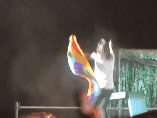harry-styles-waving-rainbow-flag-concert