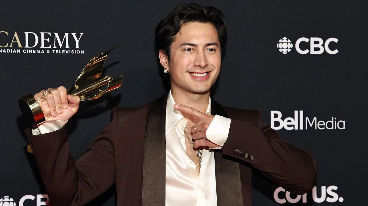 Hudson Williams holding up his Best Lead Performer in a Drama Series award.