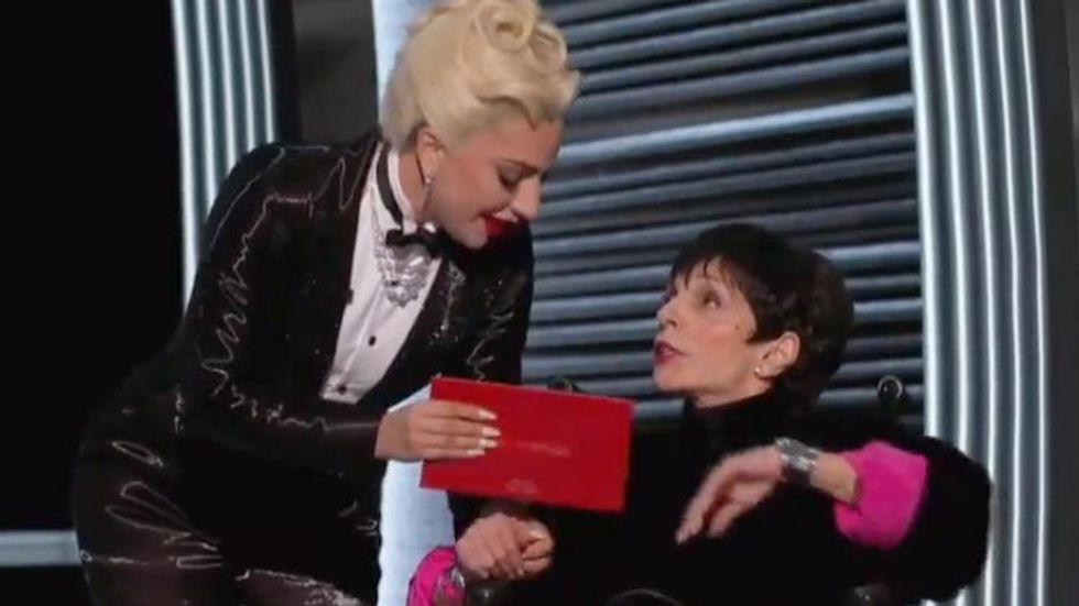 Lady Gaga & a Disoriented Liza Minnelli Had a Tender 'Oscars' Moment 