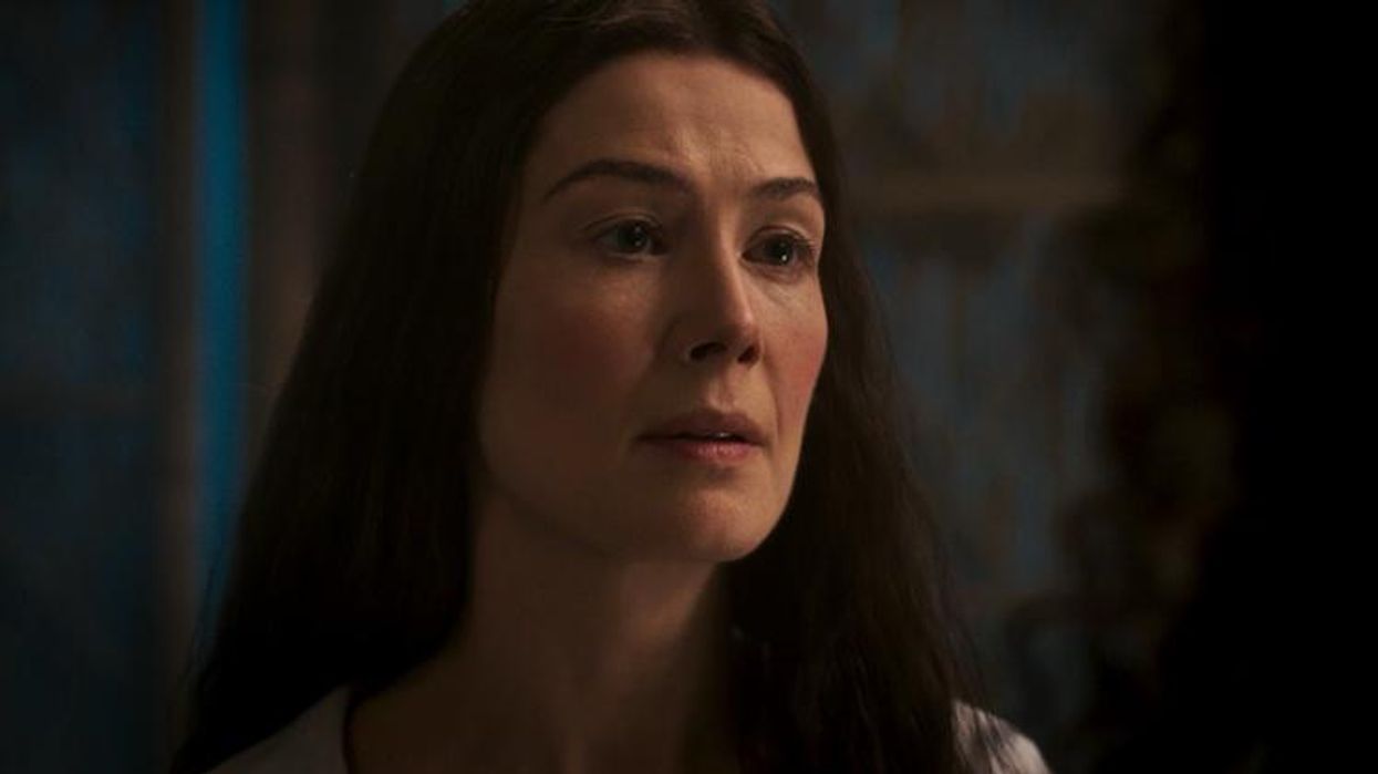 <p>Rosamund Pike’s Steamy Queer Romance in <em>Wheel of Time</em> Has Us Melting</p>