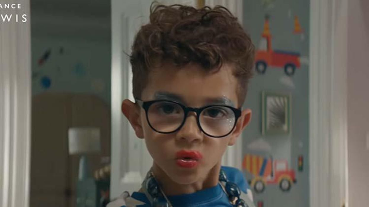 <p>Stevie Nicks Reacts to Contentious Ad Showing a Boy Playing in Makeup</p>