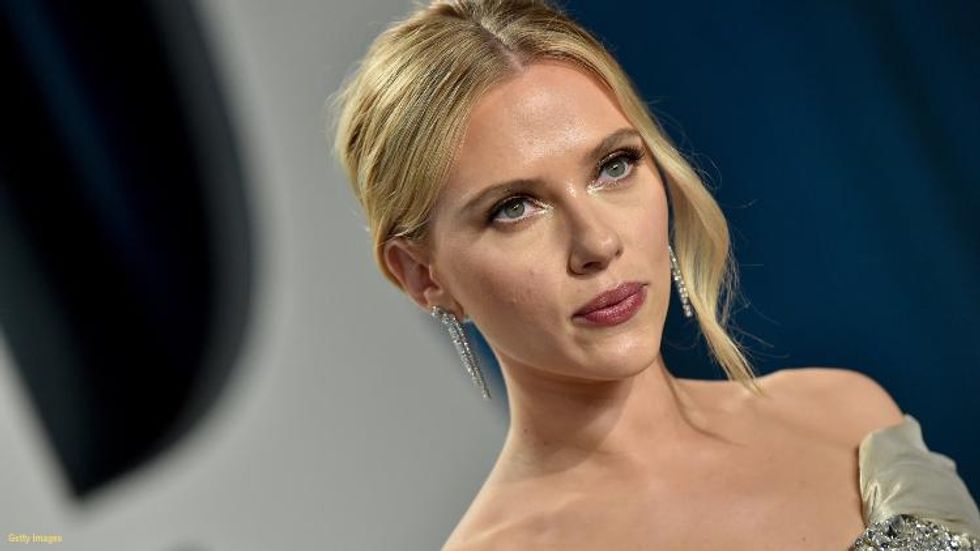 Scarlett Johansson Lesbian Scene Porn - Scarlett Johansson Is 'Embarrassed' About Past Asian, Trans Comments