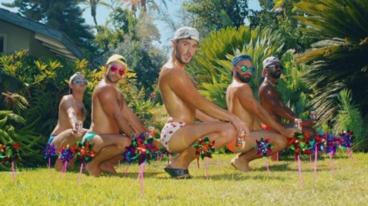 <p>Watch John Duff's Sexy & Summery New 'Hokie Pokie' Video</p>