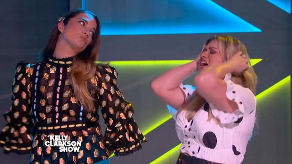 Kelly Clarkson and Annie Murphy Flawlessly Remix 'A Little Bit Alexis'