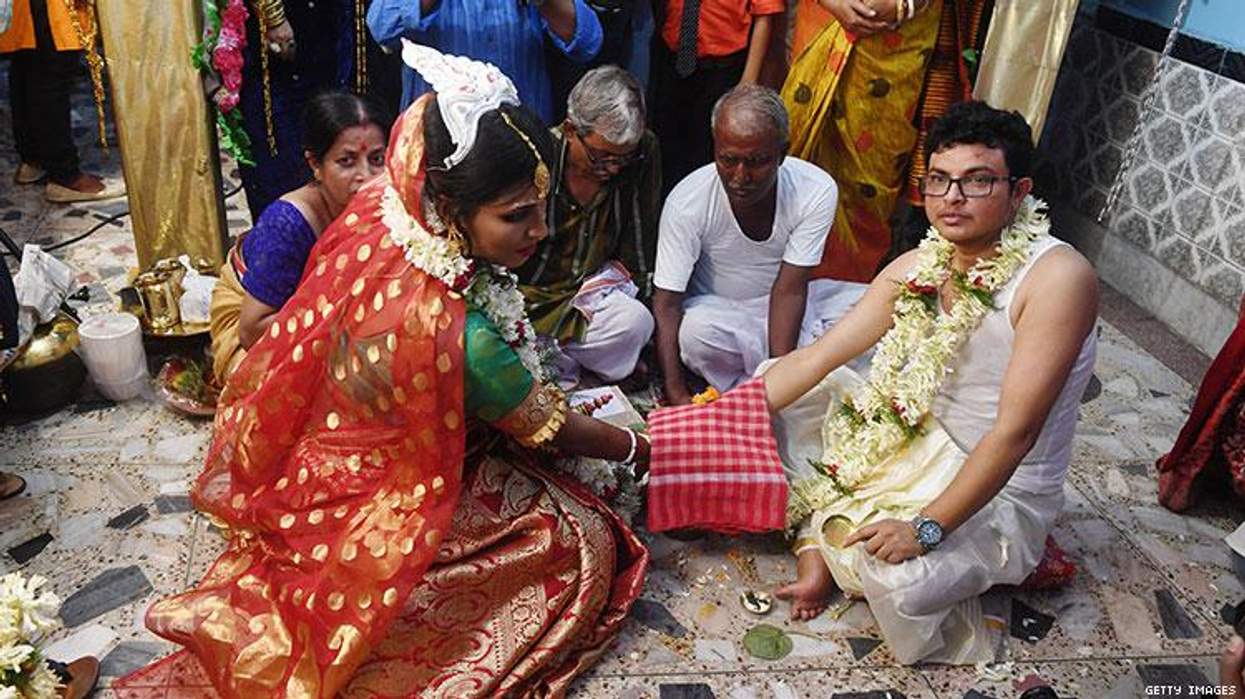 <p>Trans Couple Married in Historic 'Rainbow Wedding' in Bengal</p>