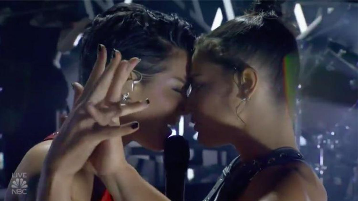 <p>Halsey Brings Stunning Same-Sex Performance of 'Without Me' to BBMAs</p>