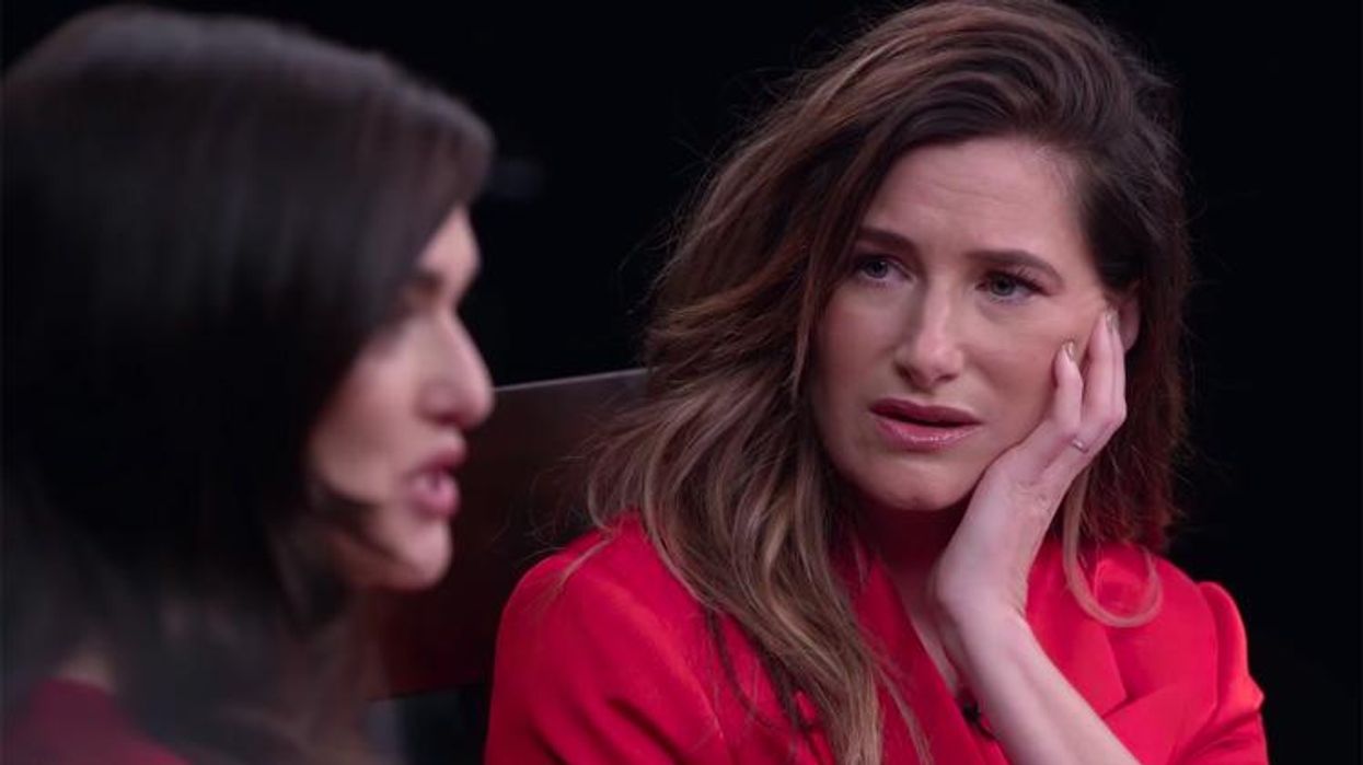 <p>Kathryn Hahn Can't Stop Staring at Rachel Weisz and Neither Can You</p>