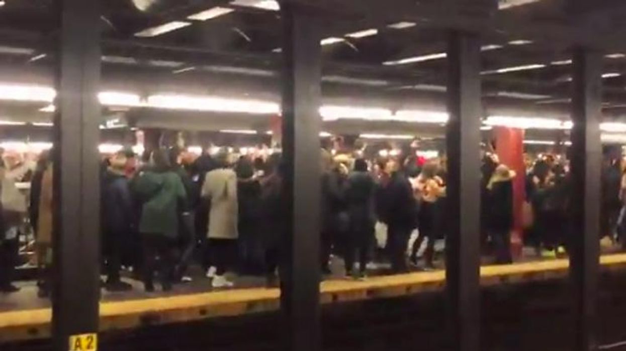 <p>This Impromptu Robyn Subway Dance Party Is Everything</p>
