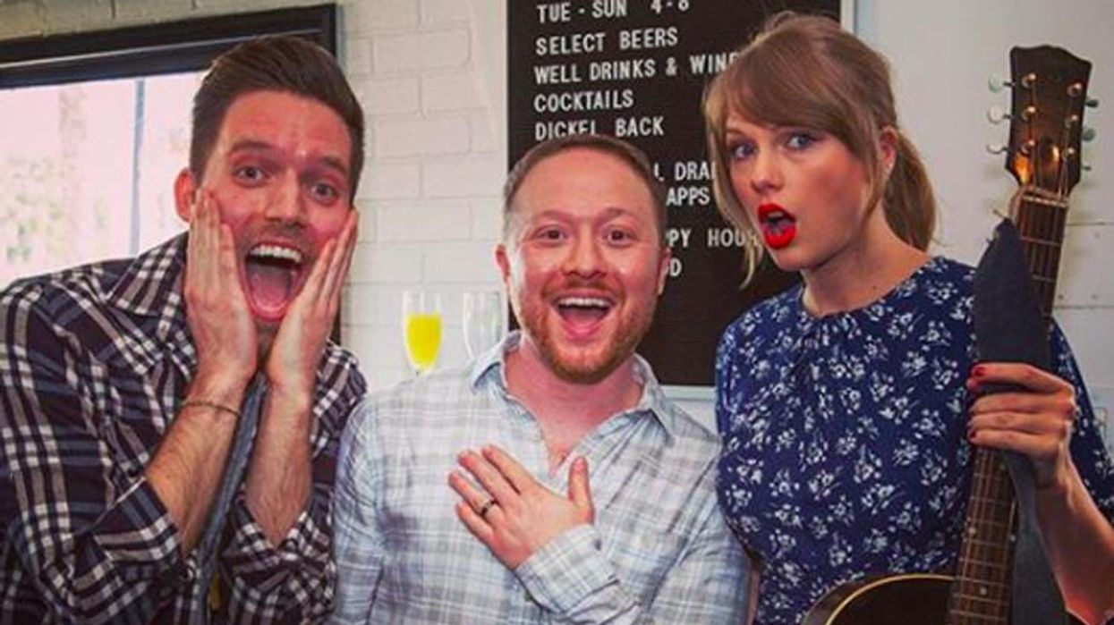 <p>Taylor Swift Surprise Serenades Gay Couple at Engagement Party</p>