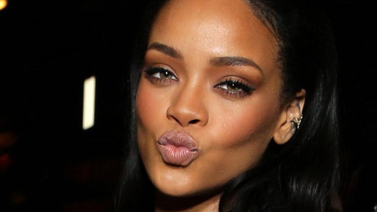 <p>The 10 Stages of Kissing a Girl for the First Time, as Told by Rihanna</p>