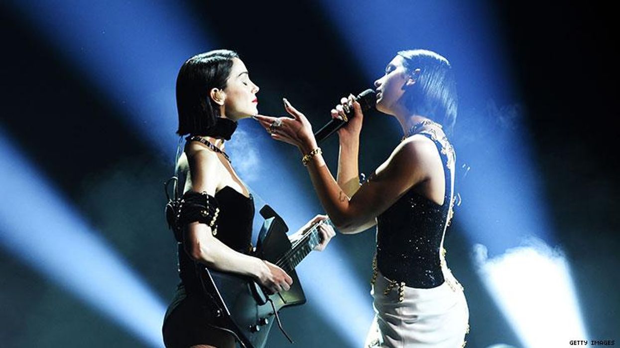 <p>Dua Lipa & St. Vincent's Grammy Performance Was Queer AF!!</p>