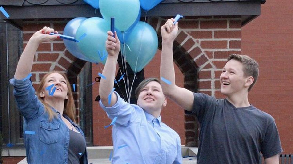 <p>Kentucky Mom Wins With Gender Reveal Photo Shoot for Trans Son</p>