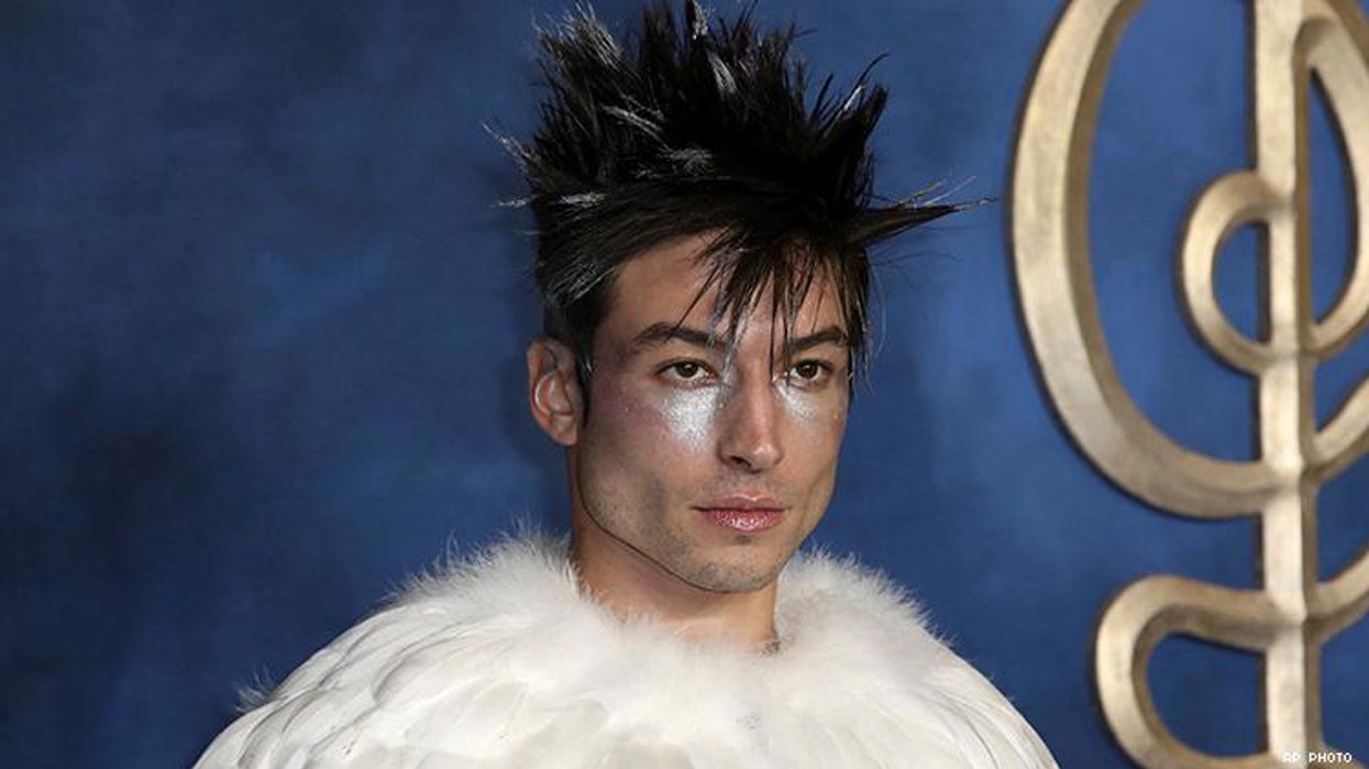 <p>Ezra Miller Dressed As Slain Hedwig on 'Crimes of Grindelwald' Carpet</p>