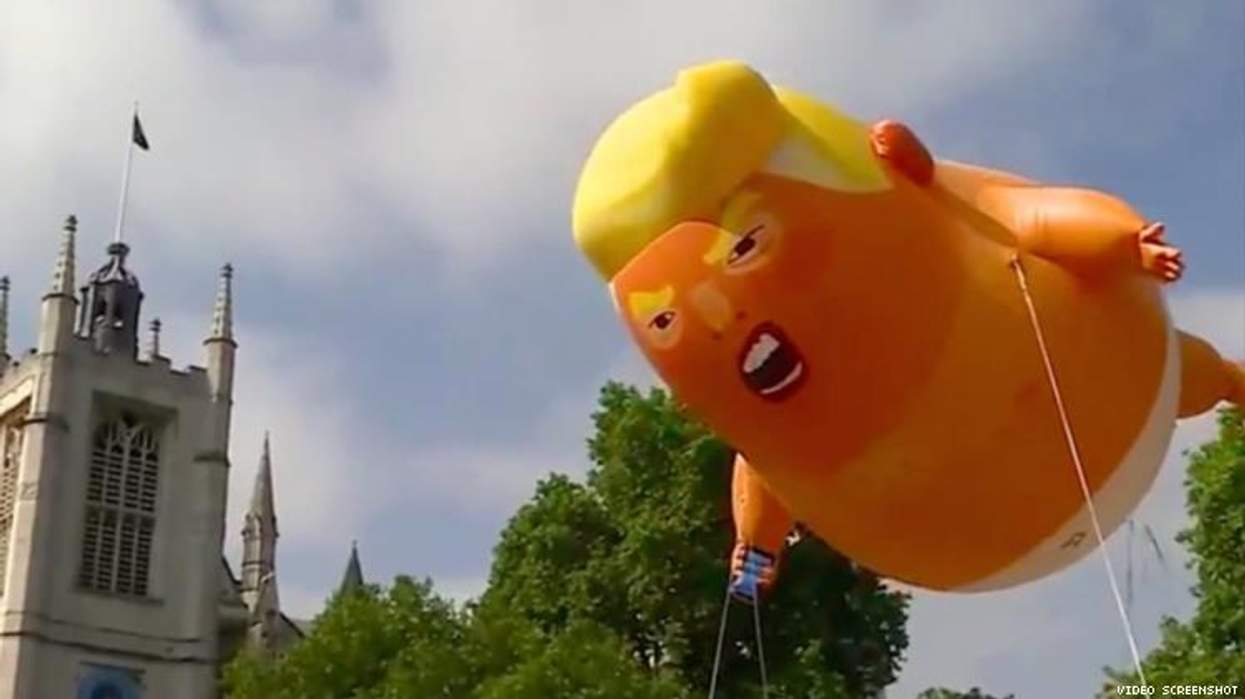 <p>A Giant 'Baby Trump' Blimp Flies High Over London</p>