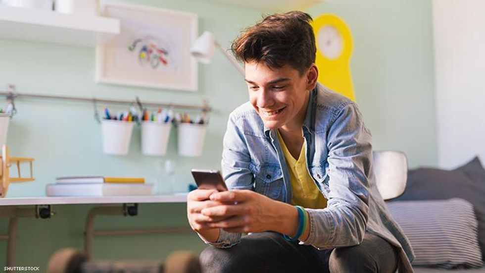 This Study on Teens Using Grindr Shows Why We Desperately Need LGBTQ Spaces for Youths
