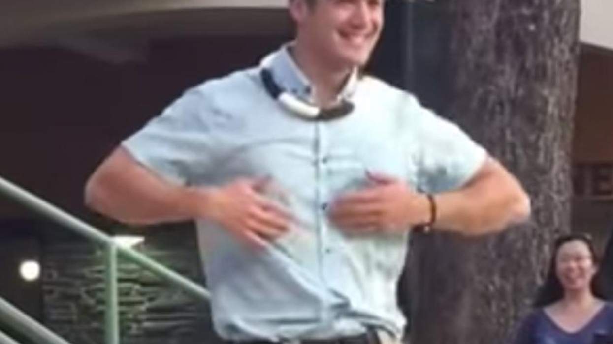 <p>The Way This Hula Dancer Moves Is Seriously Hypnotizing</p>