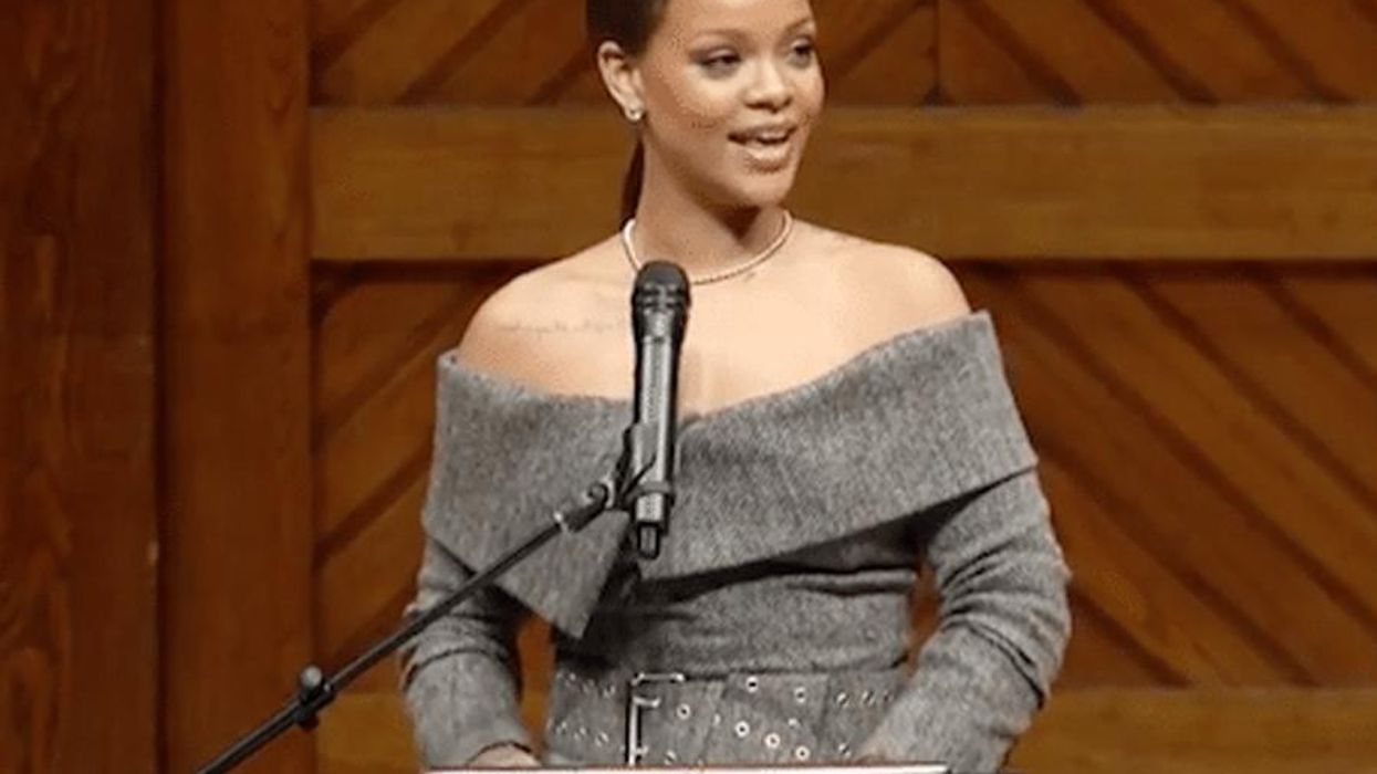 <p>Watch Rihanna Accept Harvard's Humanitarian of the Year Award</p>