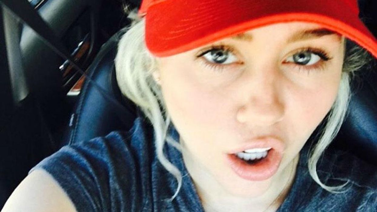 <p>Miley Cyrus Mocks Trump With Fabulous Hat </p>