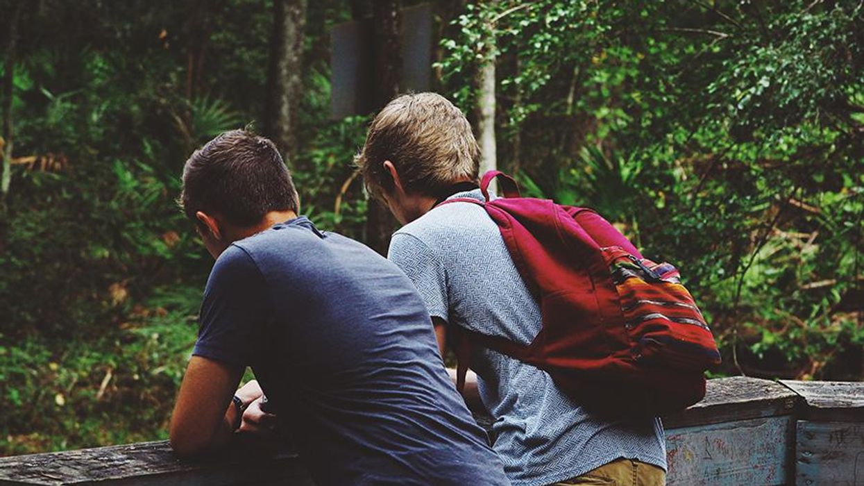 <p>3 Signs Your Friend Is Gay and Wants to Talk About It</p>