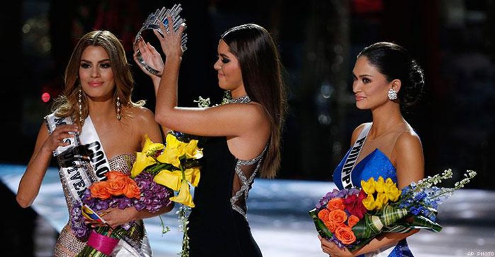WATCH: Steve Harvey Miss-Crowns Miss Universe and It's Painfully Awkward