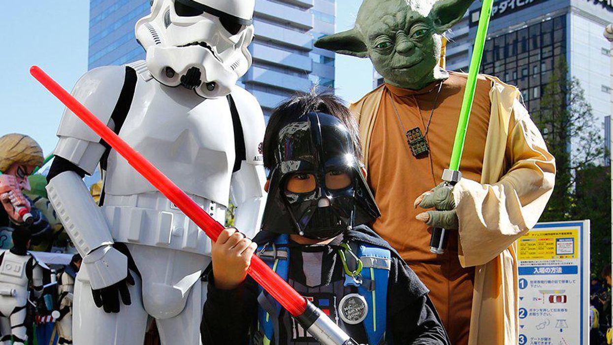 <p>7 Ways To Cope With Your Crazy Star Wars Friend This Week</p>