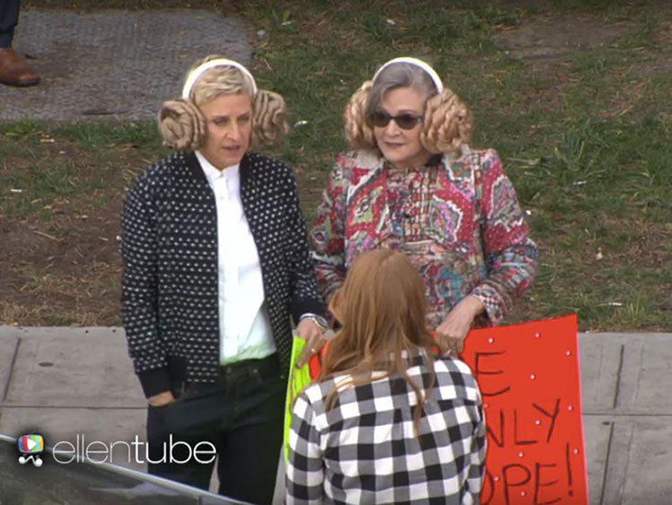 WATCH: Ellen DeGeneres and Carrie Fisher Hawk Star Wars Tickets on the Street
