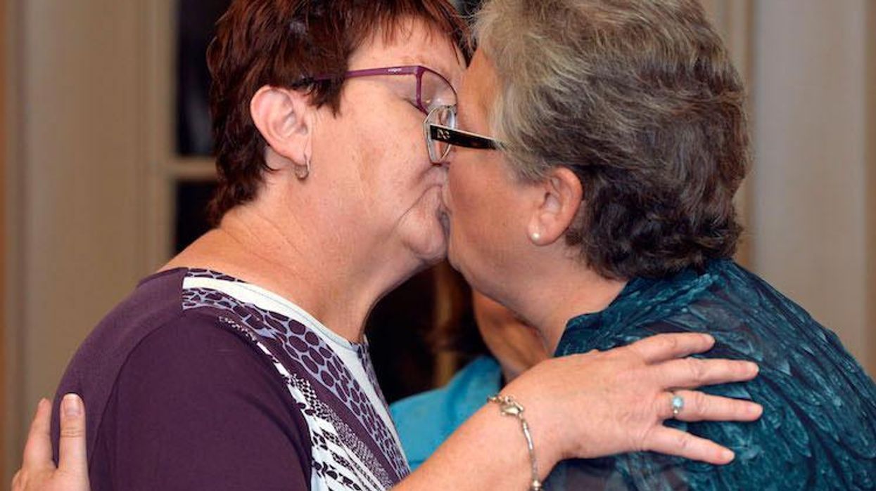 <p>Lesbian Couple Suing Kim Davis Gets Married</p>