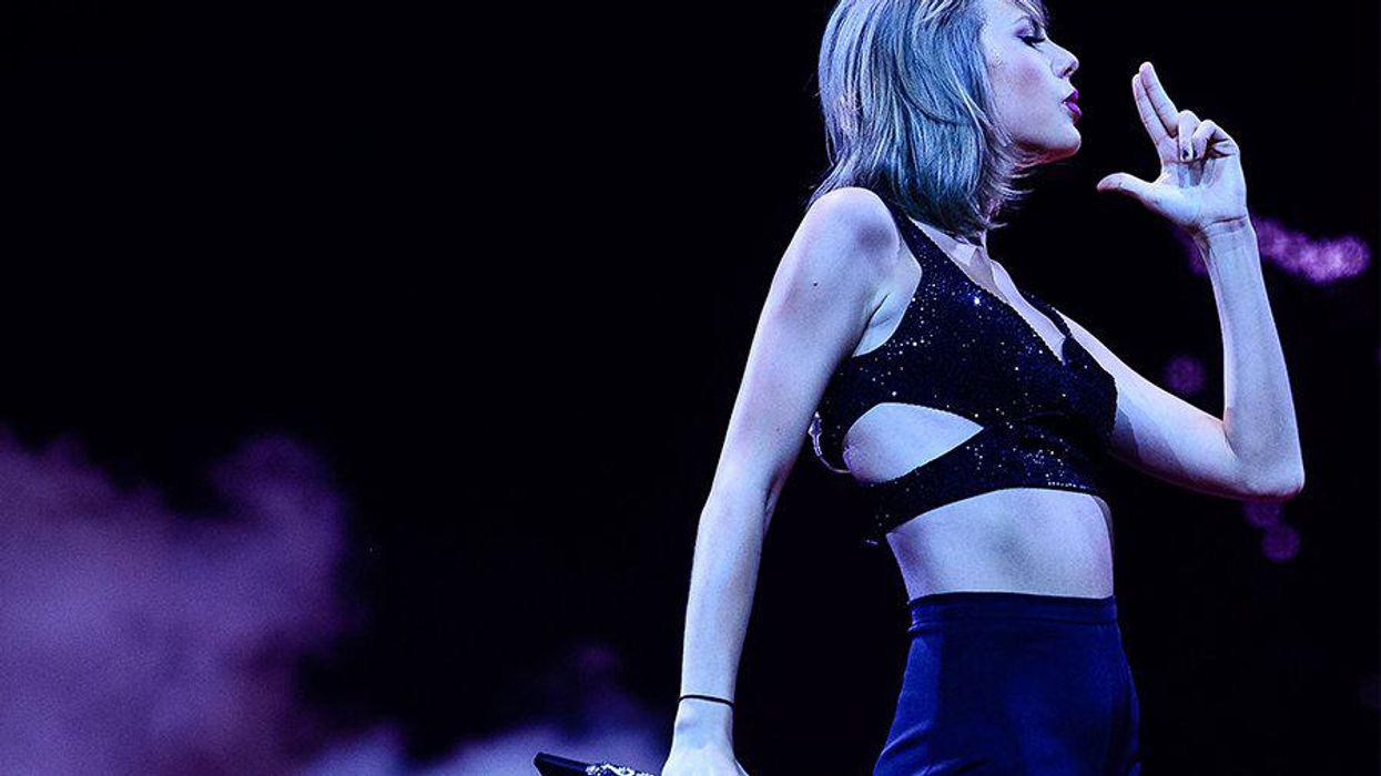 <p>Taylor Swift Dances With 7 Year Old Fan in Living Room</p>