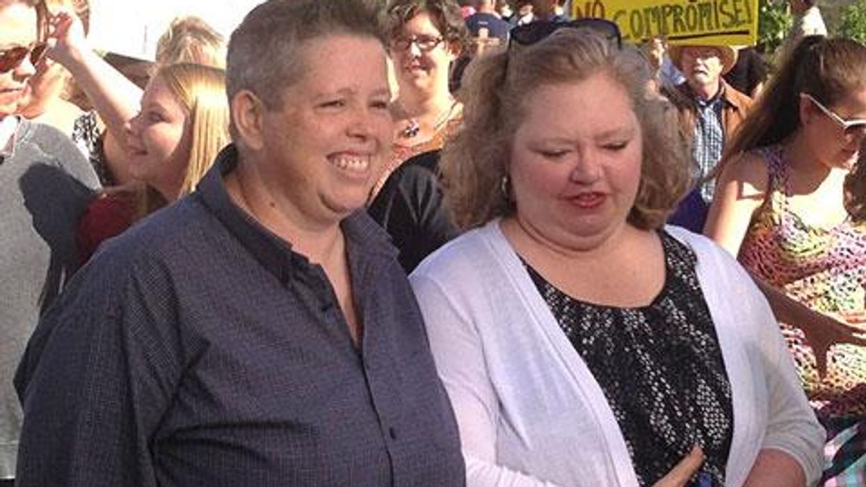 <p>Lesbian Couple Heckled While Applying for a Marriage License under Kim Davis' Watch</p>