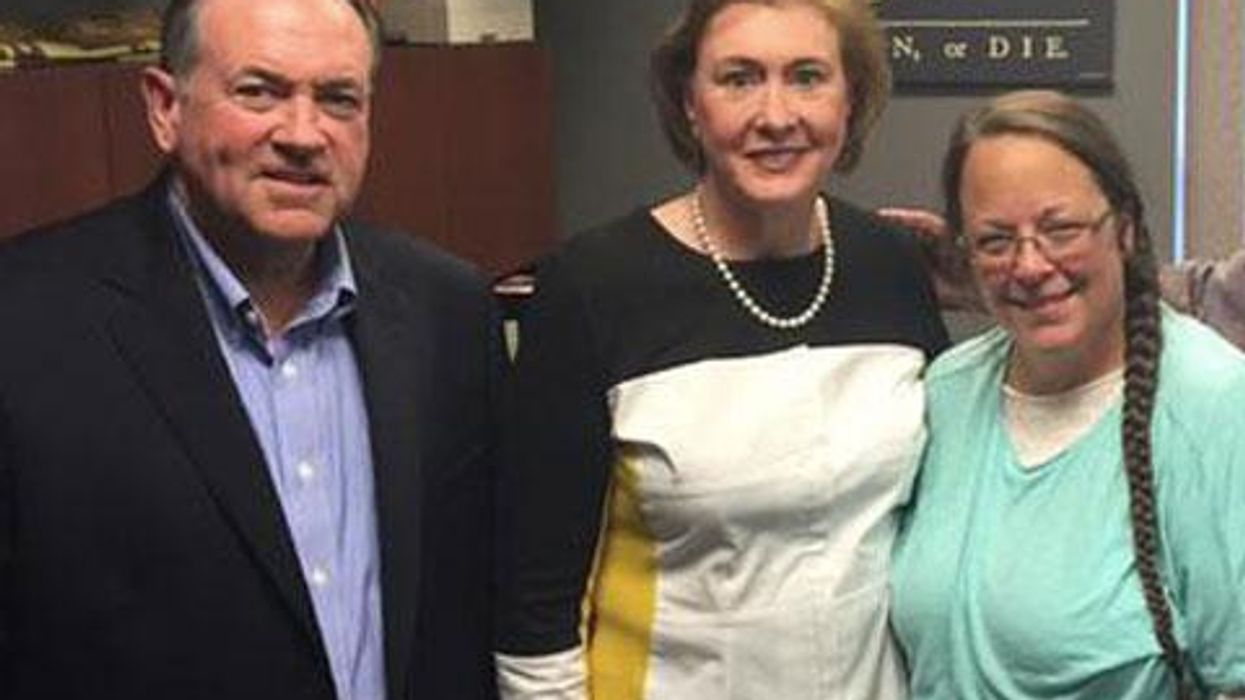 <p>15 Genius Tweets from 'Sit Next to Kim Davis' that Sum Up the Absurdity of the Pro-Kim Rally</p>