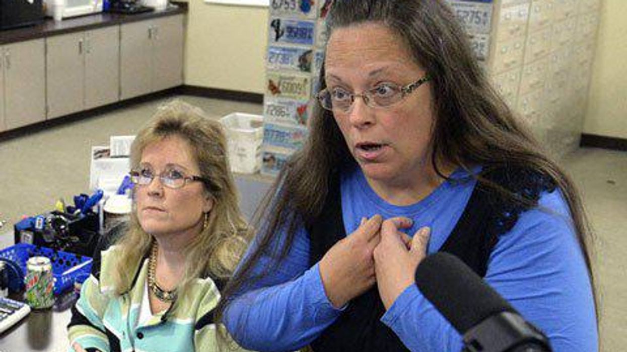 <p>17 Genius Tweets from the Person who Allegedly 'Sits Next to Kim Davis'</p>